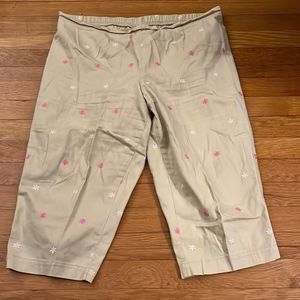 White Stag • EUC beige floral embroidered stretch capri • size 14 • 3/$30